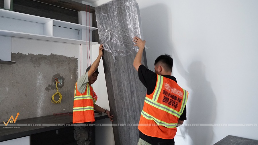 Đội ngũ nhân Vaidecor thi công vách tivi với vật liệu tấm ốp than tre