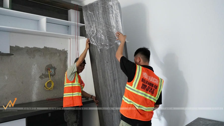 Lựa chọn nhà thầu uy tín khi cải tạo nhà phố giúp tối ưu thời gian và chi phí. 