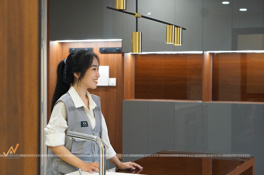 Thi công tấm ốp than tre Tân Phú - Thay đổi không gian sống 13 Nhân viên tư vấn Vaidecor rất tích cực trao đổi với khách hàng