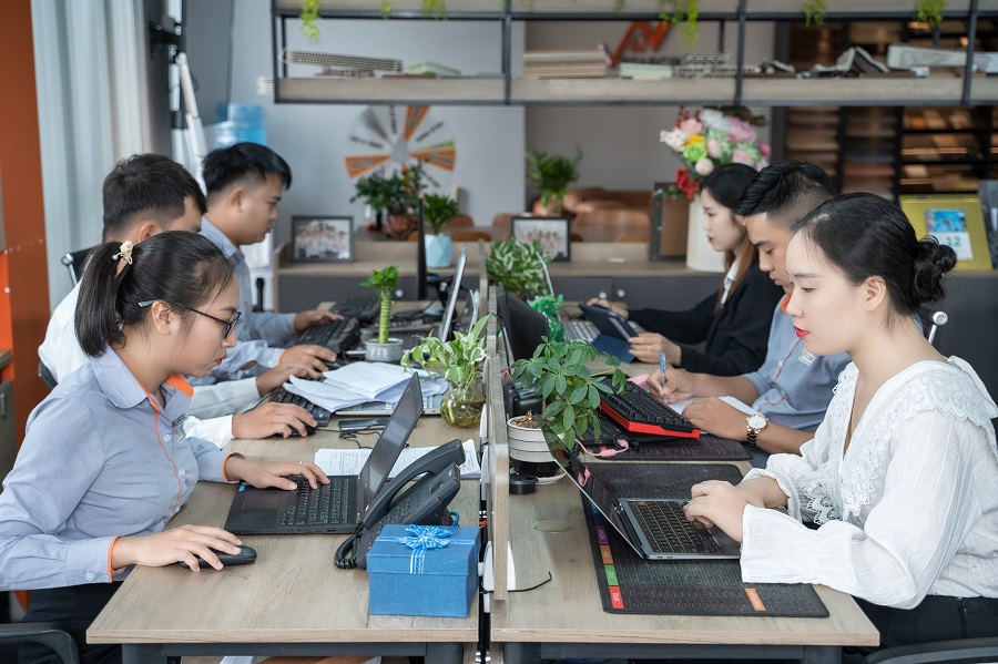 Thi công tấm ốp than tre Tân Phú - Thay đổi không gian sống 5 Khách hàng đến với Vaidecor đều nhận được sự tư vấn nhiệt tình của nhân viên