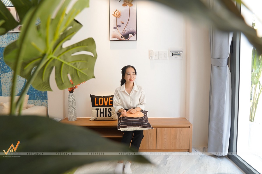 Dịch vụ thi công tấm ốp than tre Nhà Bè uy tín nhất 13 Nhân viên tư vấn Vaidecor rất tích cực trao đổi với khách hàng