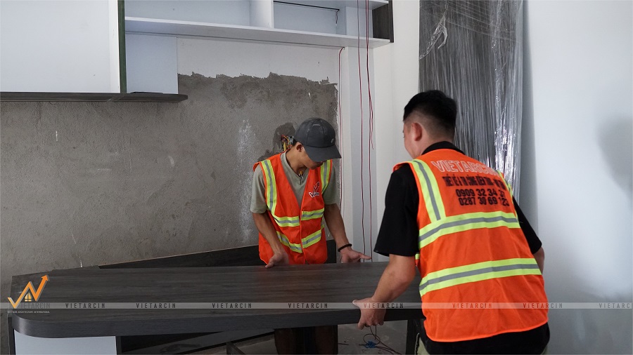 Dịch vụ cải tạo nhà cũ Quận 6 chuyên nghiệp 4 Quá trình thi công cải tạo của nhân viên Vaidecor