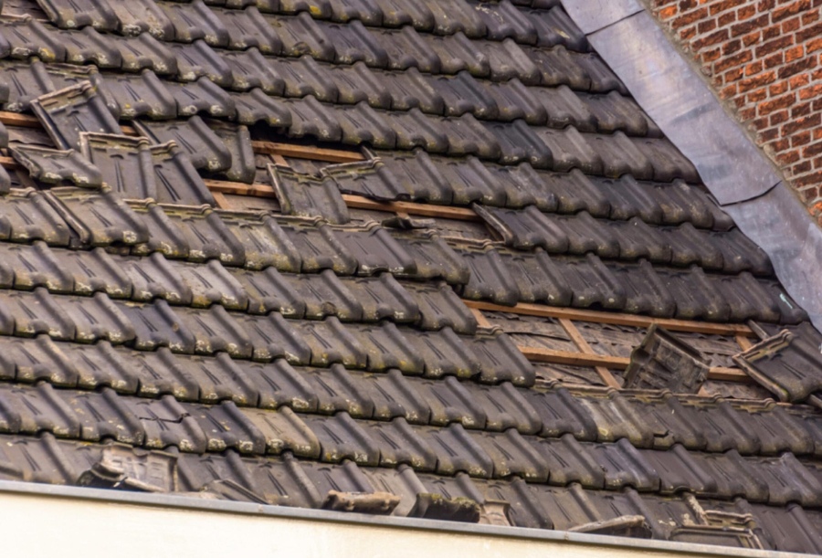Các lớp mái ngói bị hỏng qua nhiều năm sử dụng, gấy thấm dột