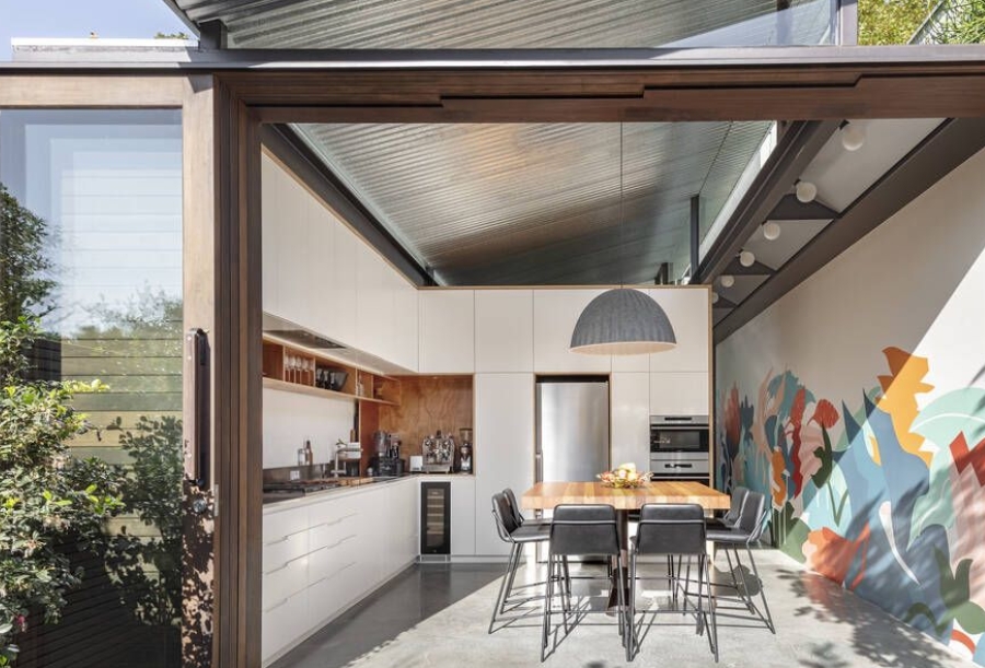 Kết hợp bàn ăn nhỏ với bếp ngoài ban công