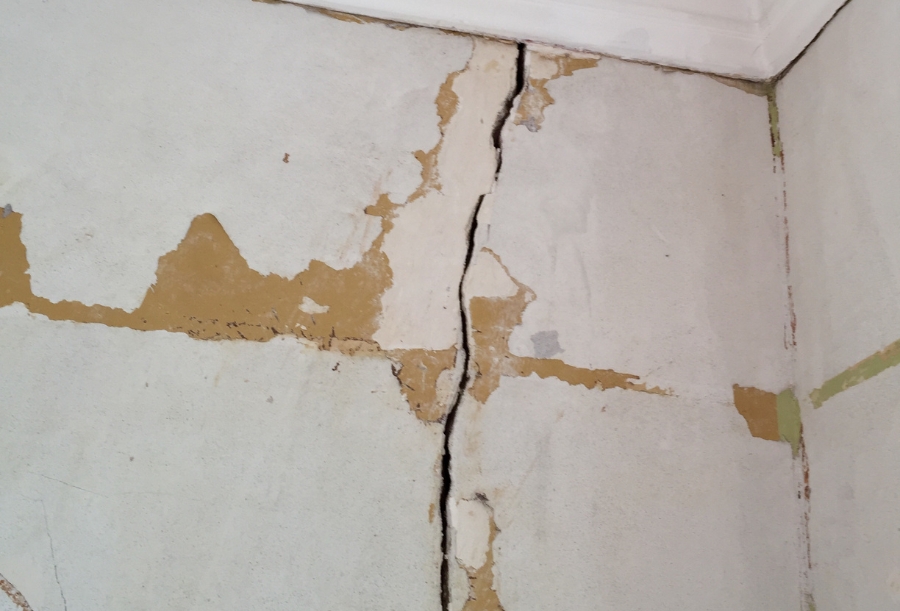Tường bị nứt nẻ là một trong những dấu hiệu cho thấy ngôi nhà của bạn cần được cải tạo